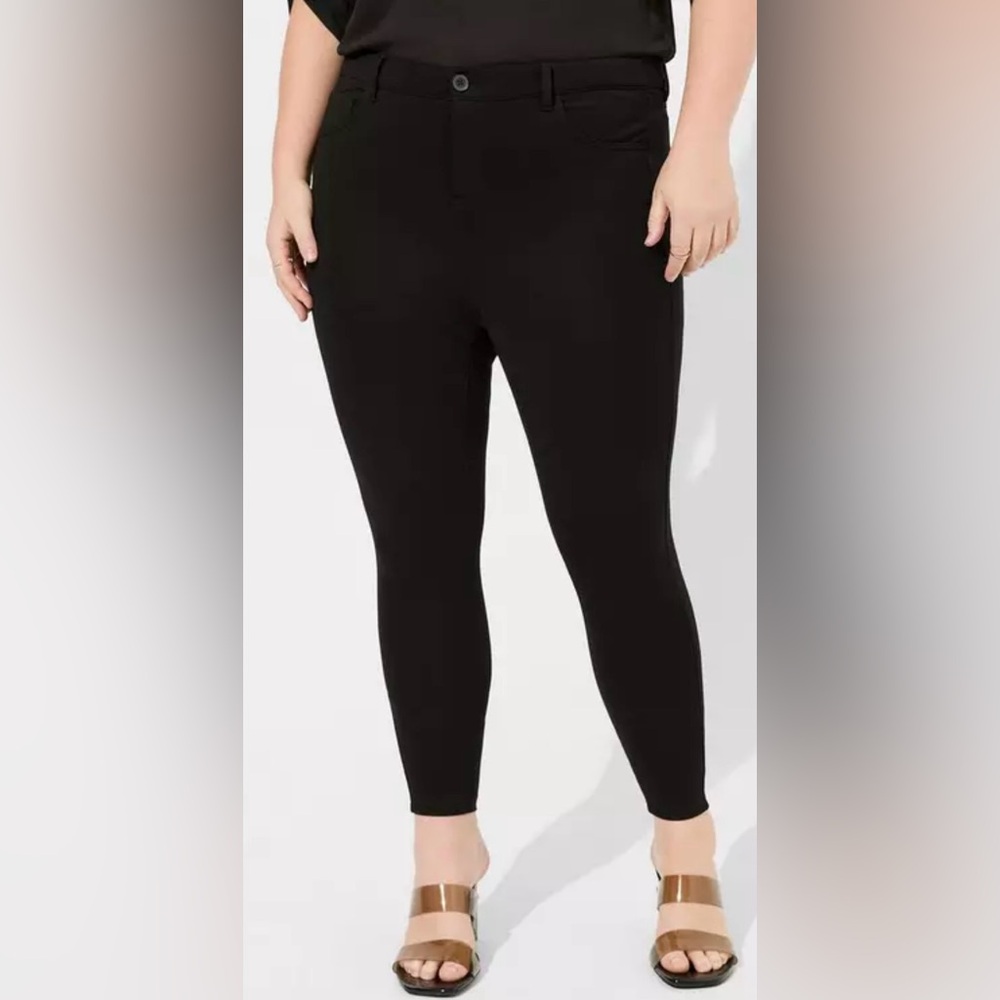 Black Skinny Studio Luxe Ponte High-Rise Crop Pant
